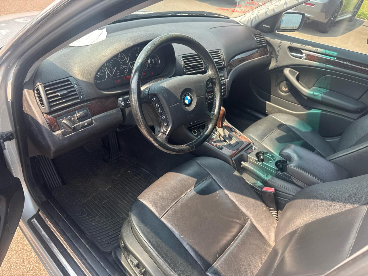 BMW 3 Series 330i 4dr Sdn RWD 2005