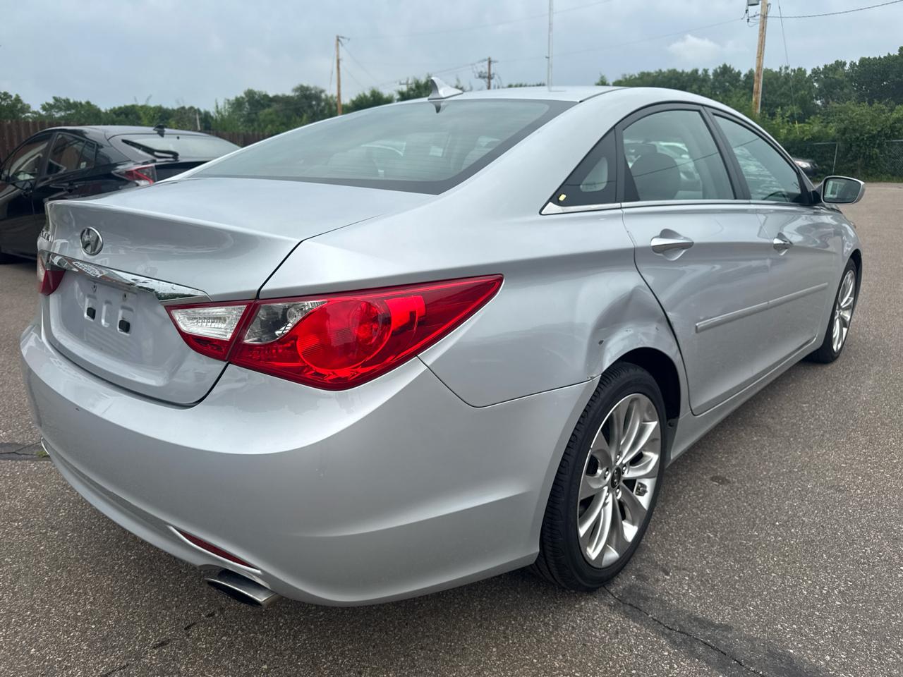 Hyundai Sonata 4dr Sdn 2.4L Auto SE 2011