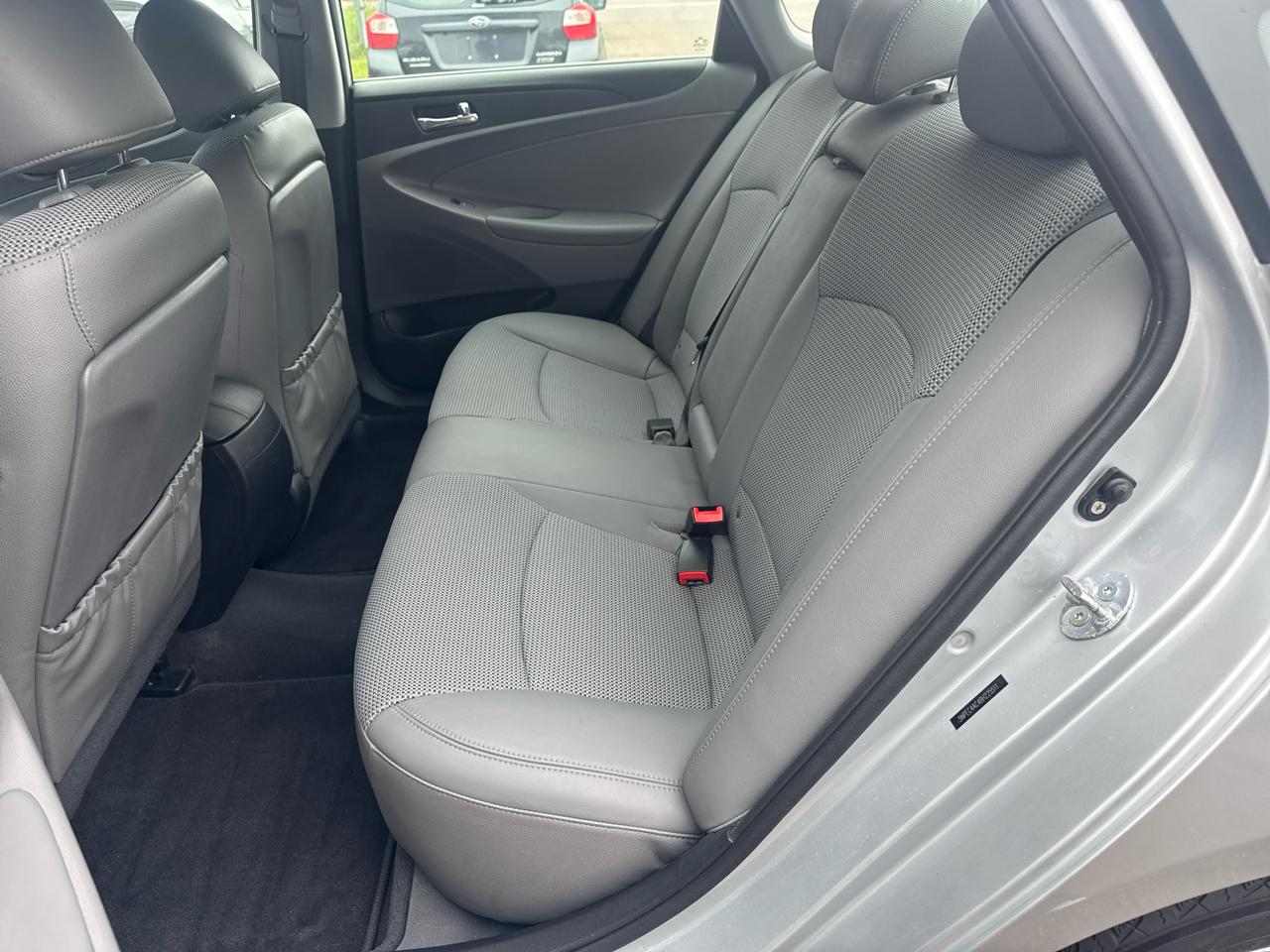 Hyundai Sonata 4dr Sdn 2.4L Auto SE 2011