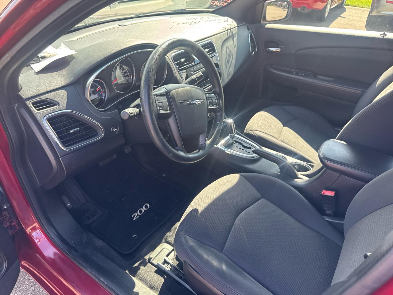 Chrysler 200 4dr Sdn LX 2013