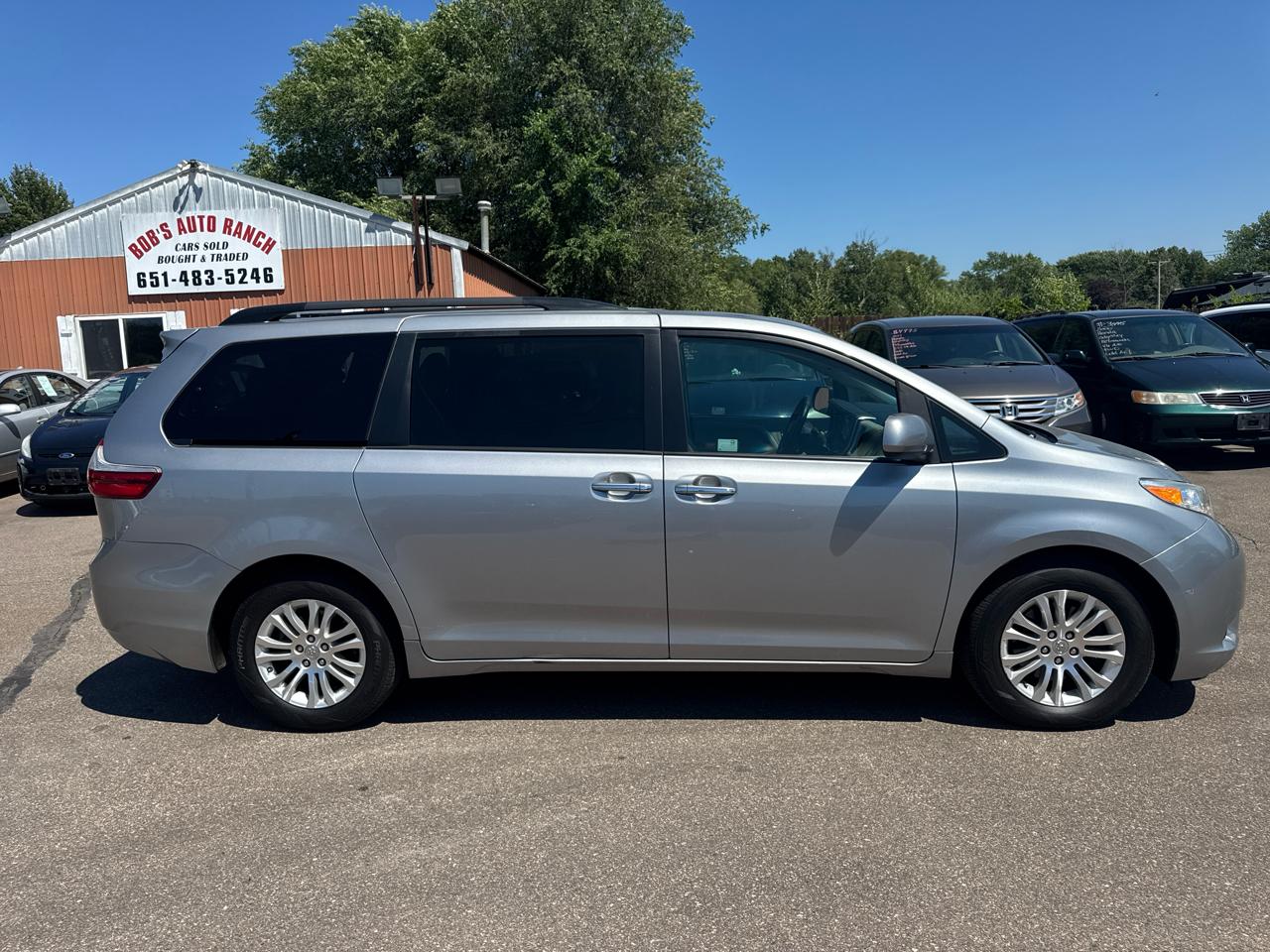 Toyota Sienna XLE Auto Access Seat FWD 7-Passenger (Natl) 2017
