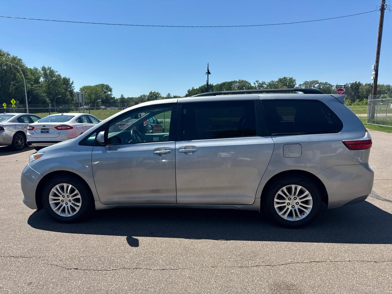 Toyota Sienna XLE Auto Access Seat FWD 7-Passenger (Natl) 2017