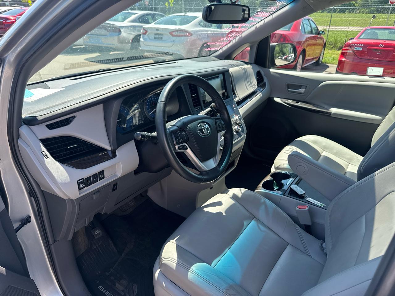 Toyota Sienna XLE Auto Access Seat FWD 7-Passenger (Natl) 2017