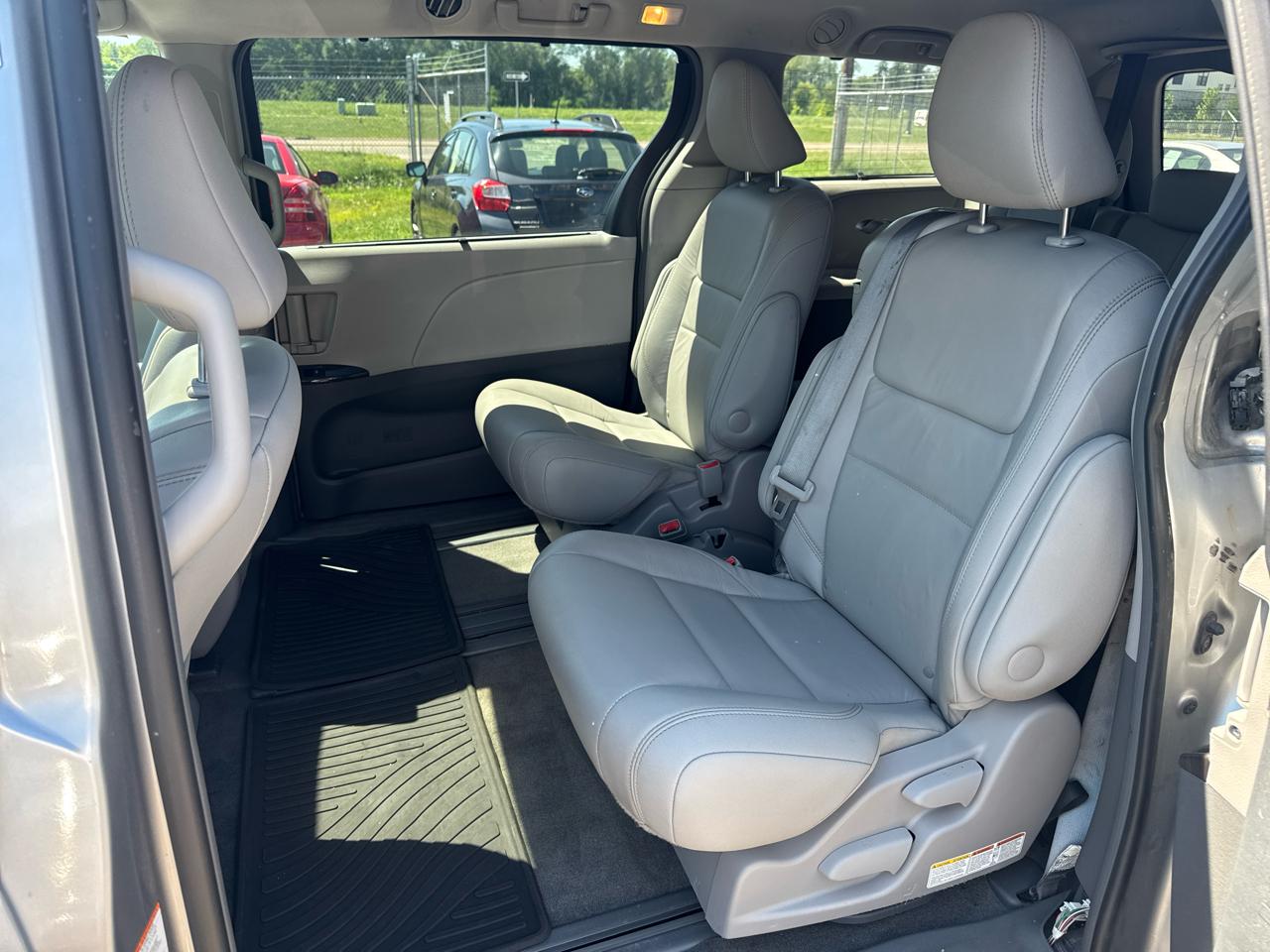 Toyota Sienna XLE Auto Access Seat FWD 7-Passenger (Natl) 2017