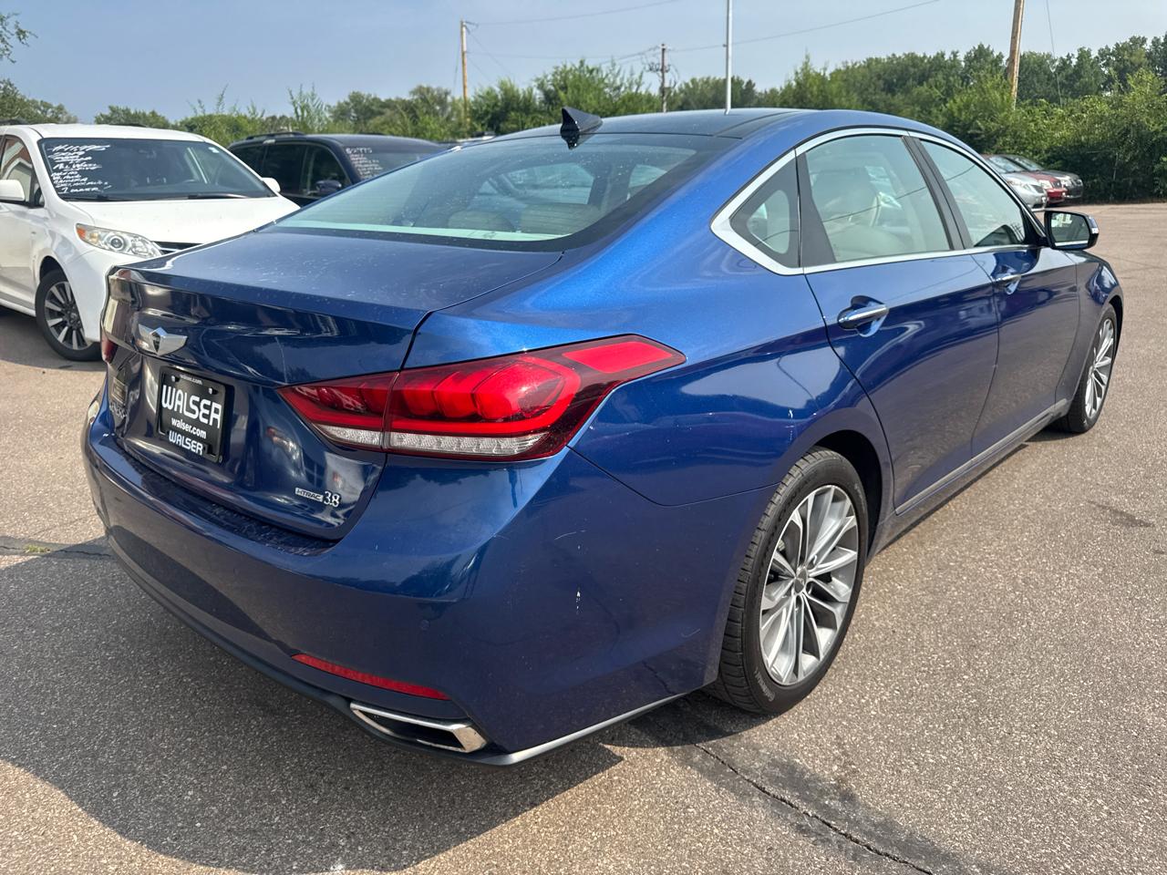 Hyundai Genesis 4dr Sdn V6 3.8L AWD 2016