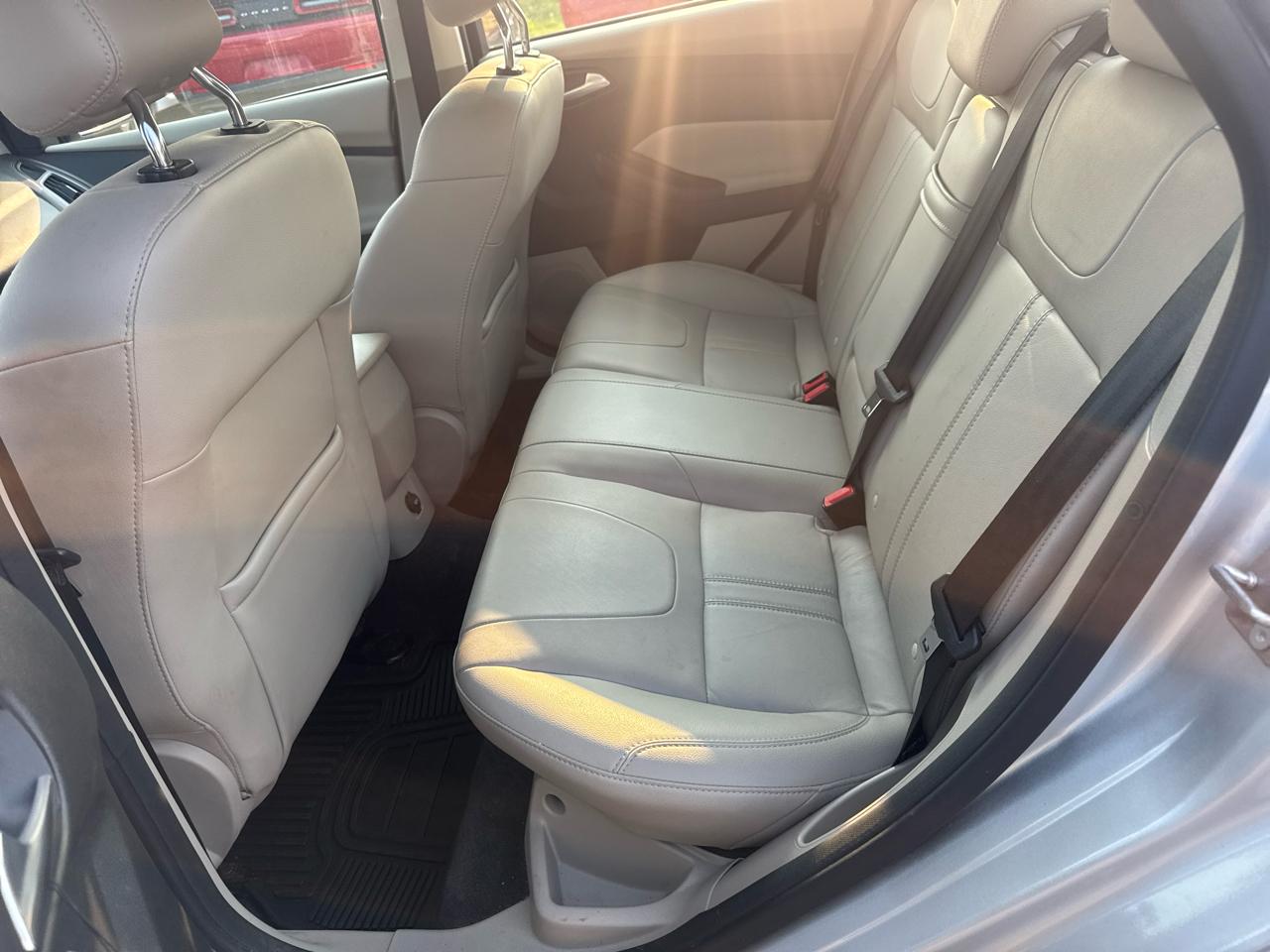 Ford Focus 4dr Sdn SEL 2012