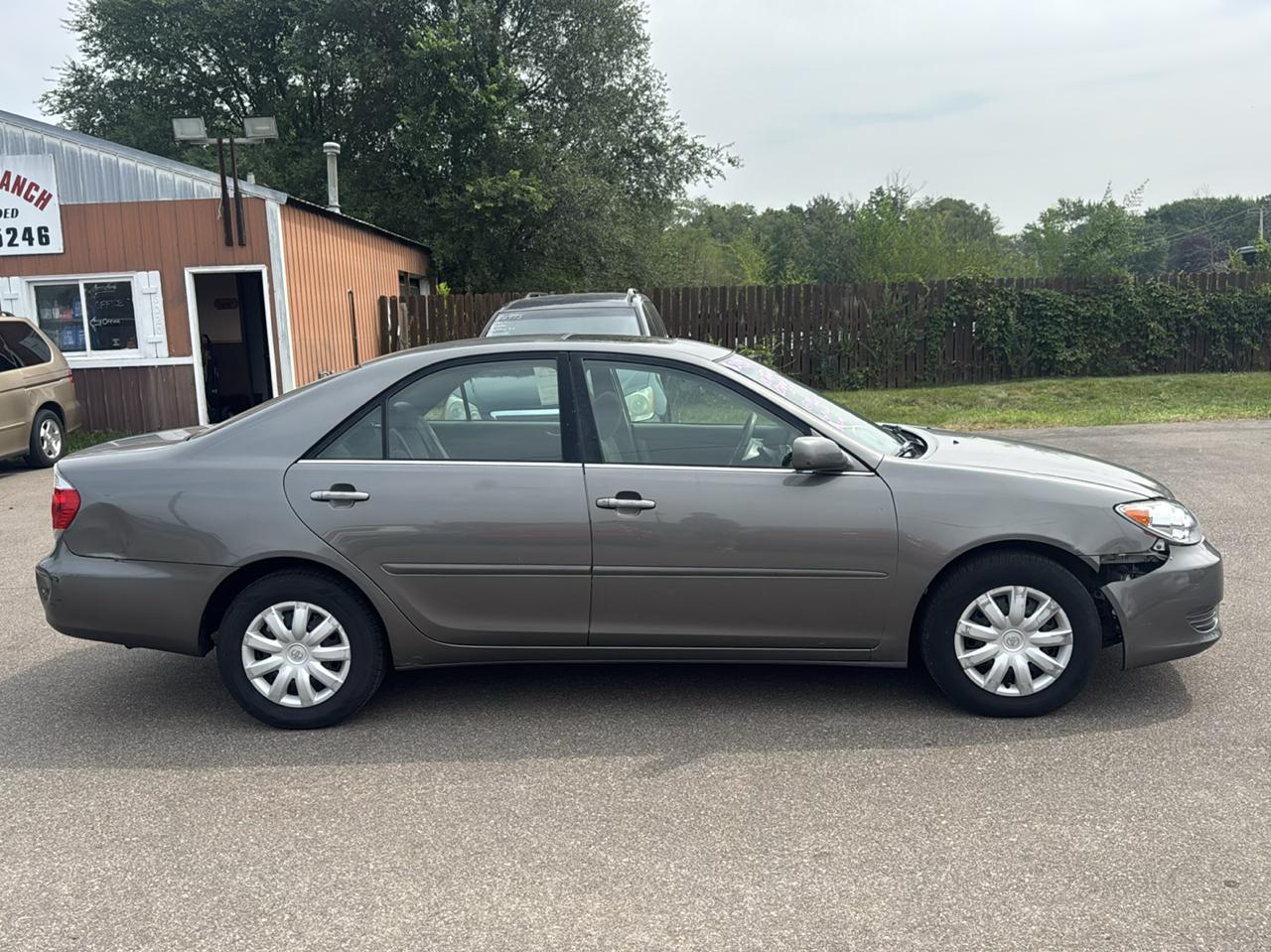 Toyota Camry 4dr Sdn XLE Auto (Natl) 2005