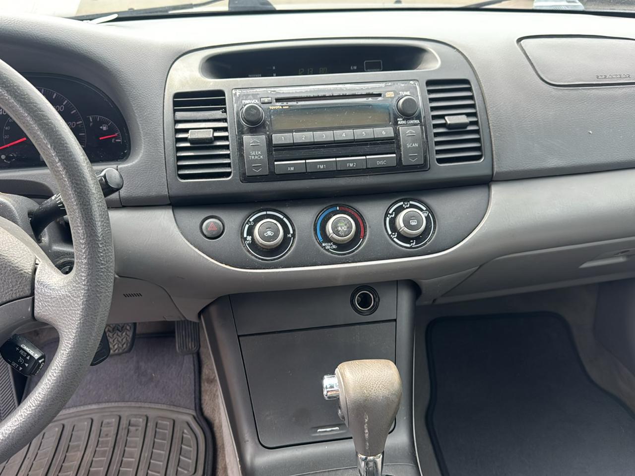 Toyota Camry 4dr Sdn XLE Auto (Natl) 2005