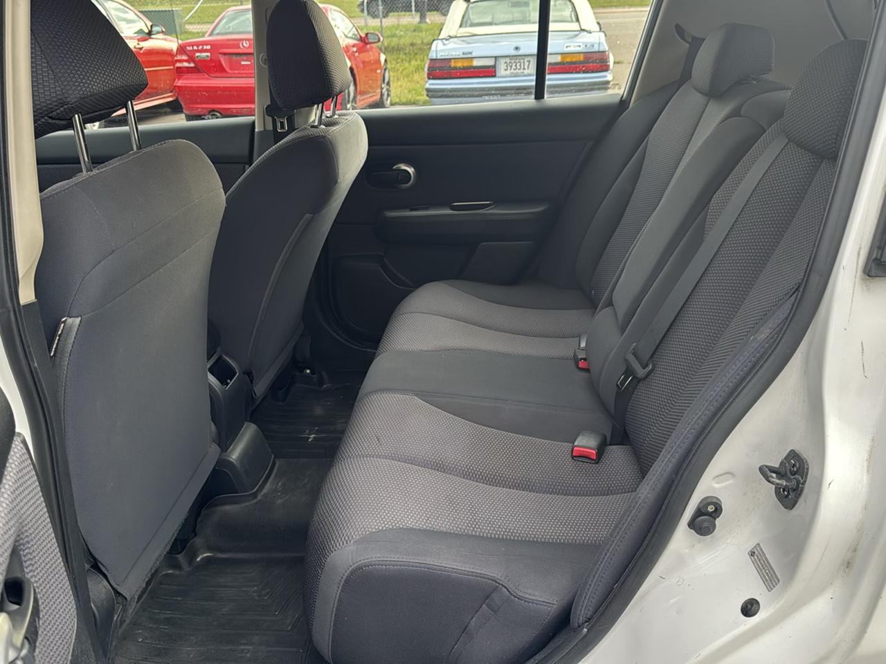 Nissan Versa 5dr HB I4 CVT 1.8 SL 2007