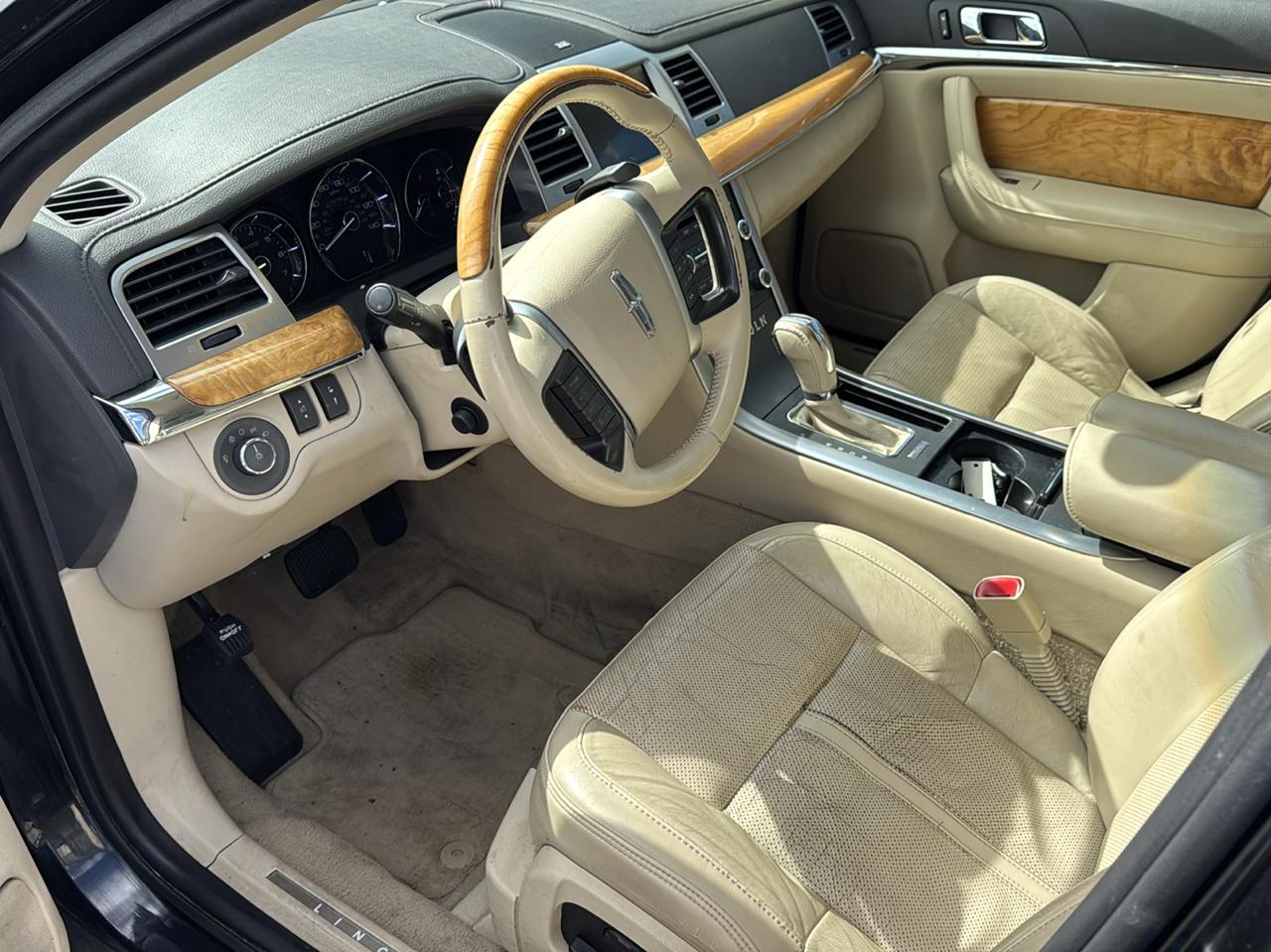 Lincoln MKS 4dr Sdn 3.7L AWD 2011