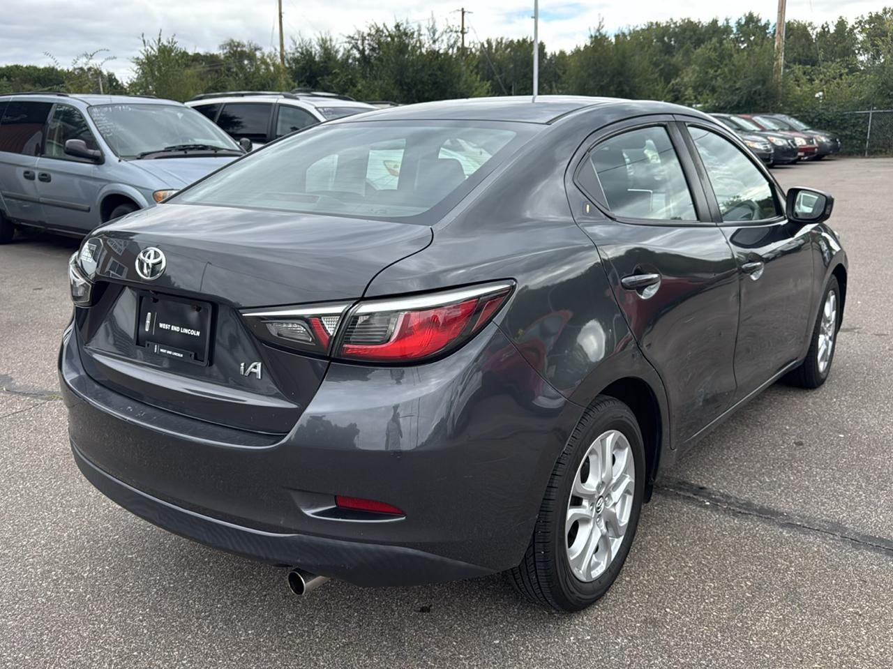 Toyota Yaris iA Manual (Natl) 2017