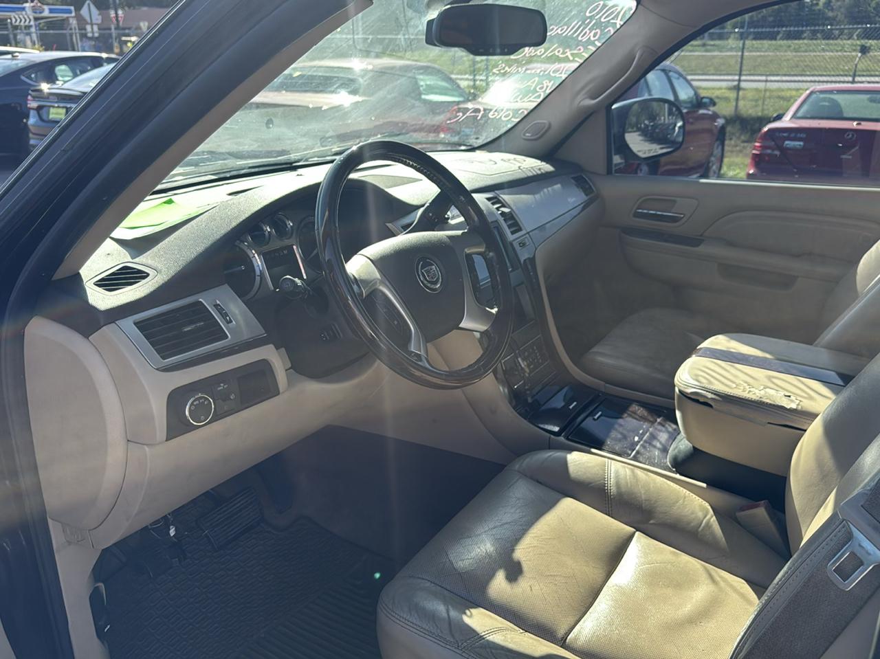 Cadillac Escalade AWD 4dr Luxury 2010