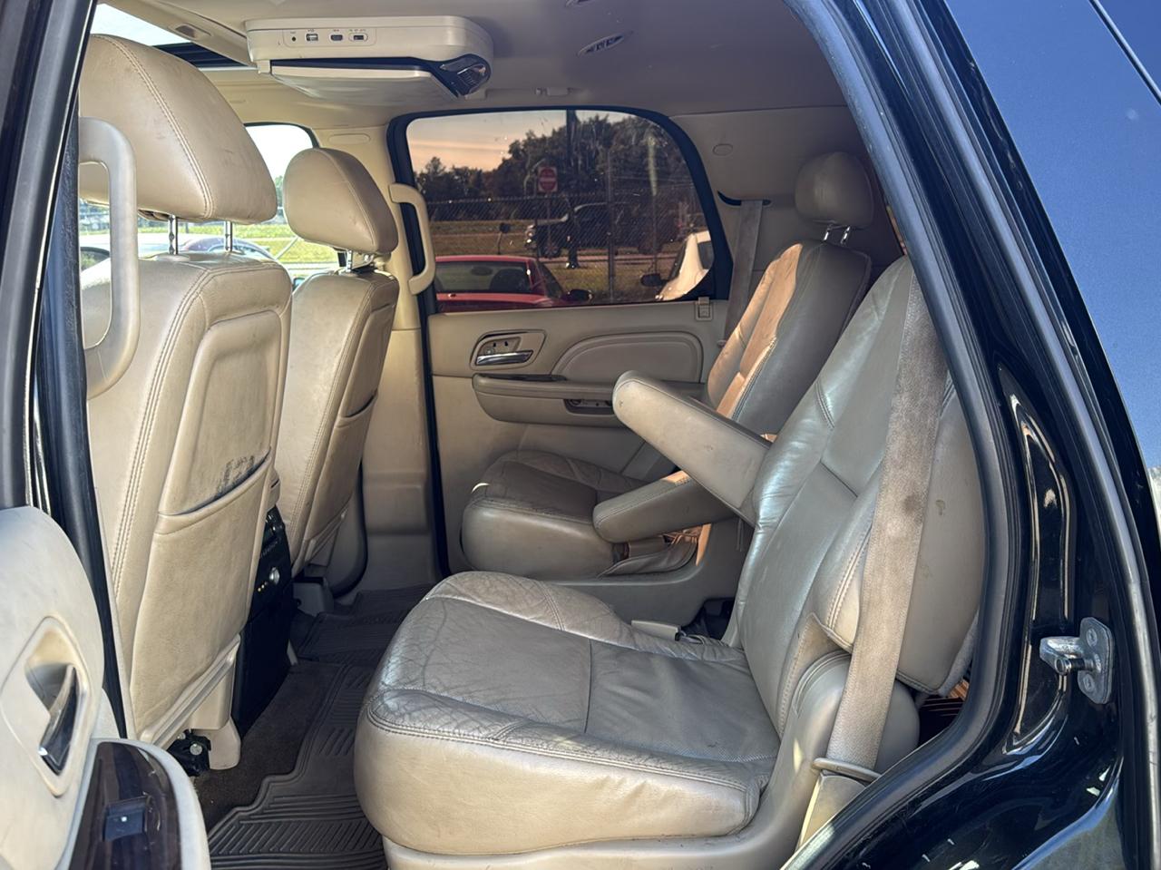 Cadillac Escalade AWD 4dr Luxury 2010