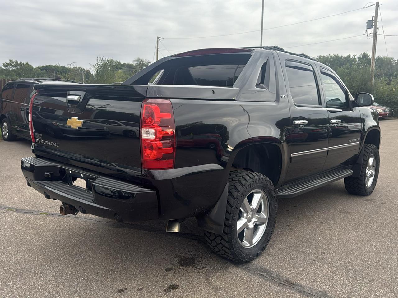 Chevrolet Avalanche 4WD Crew Cab LTZ 2012