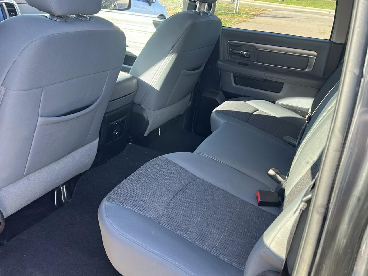 RAM 1500 4WD Crew Cab 140.5" Outdoorsman 2015