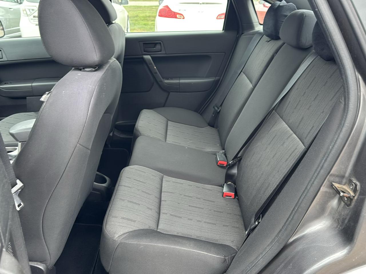 Ford Focus 4dr Sdn SE 2011