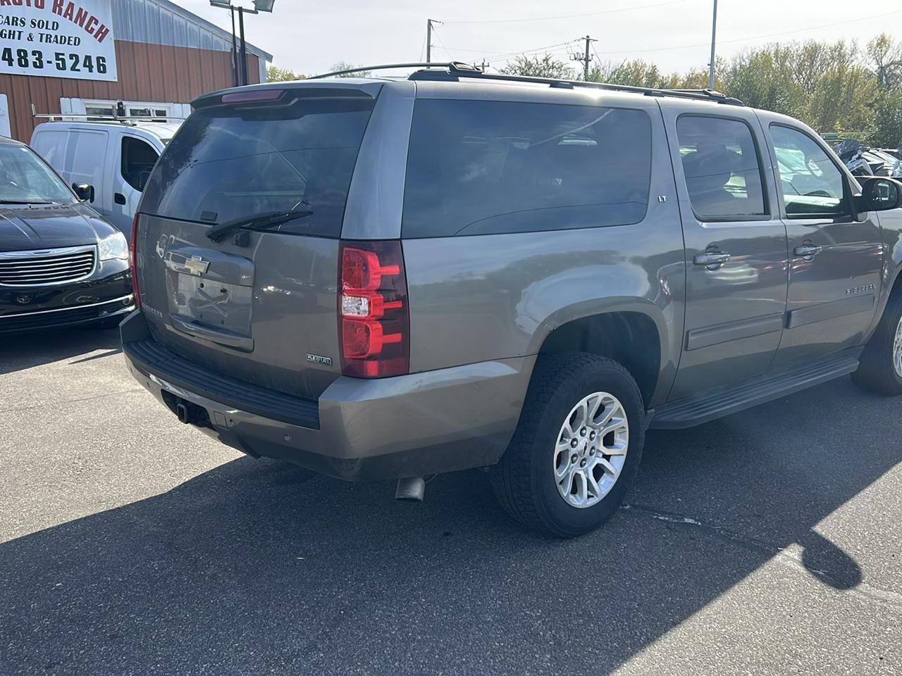 Chevrolet Suburban 4WD 4dr 1500 LT 2011