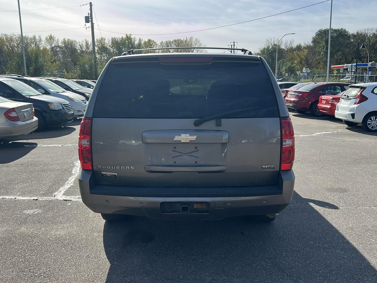 Chevrolet Suburban 4WD 4dr 1500 LT 2011