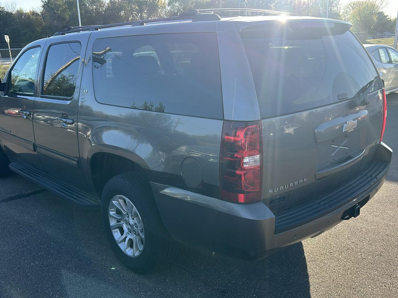 Chevrolet Suburban 4WD 4dr 1500 LT 2011