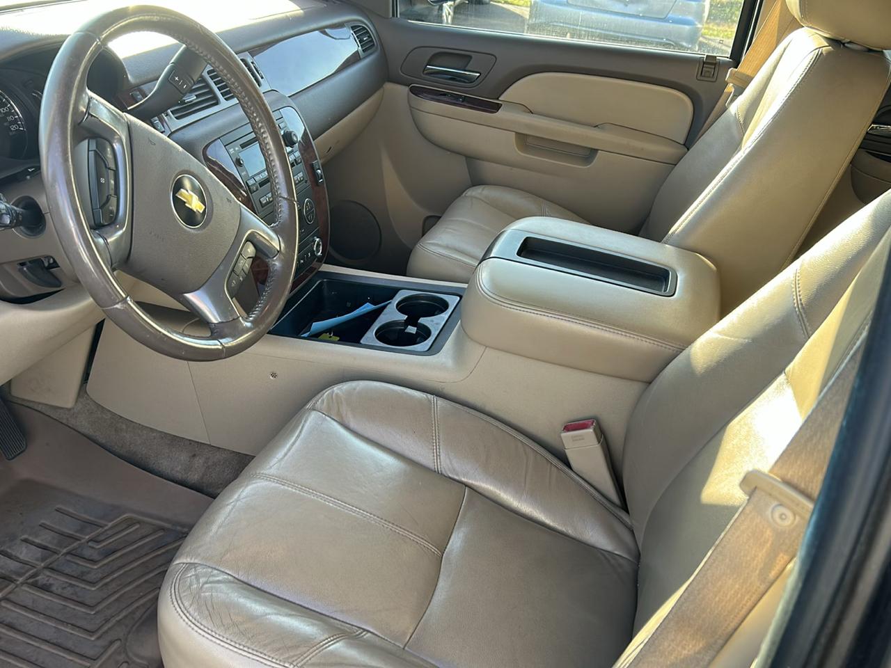 Chevrolet Suburban 4WD 4dr 1500 LT 2011