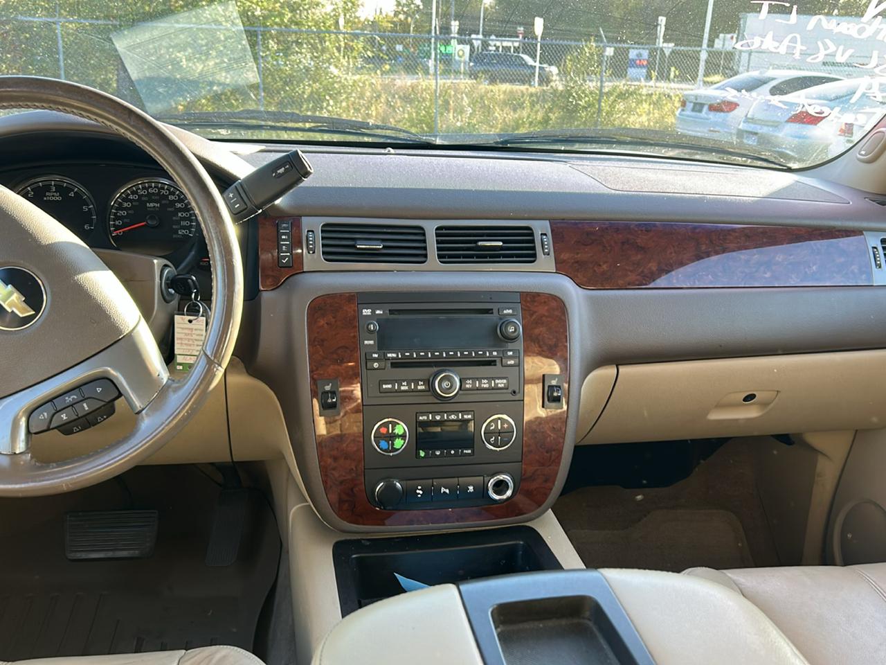 Chevrolet Suburban 4WD 4dr 1500 LT 2011