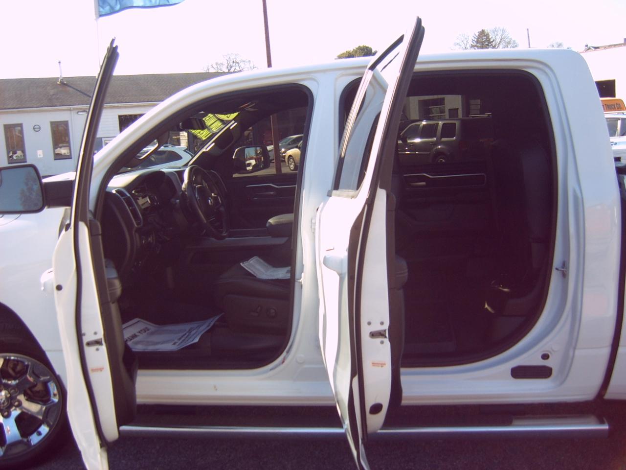 RAM 1500 Big Horn Crew Cab SWB 4WD 2022