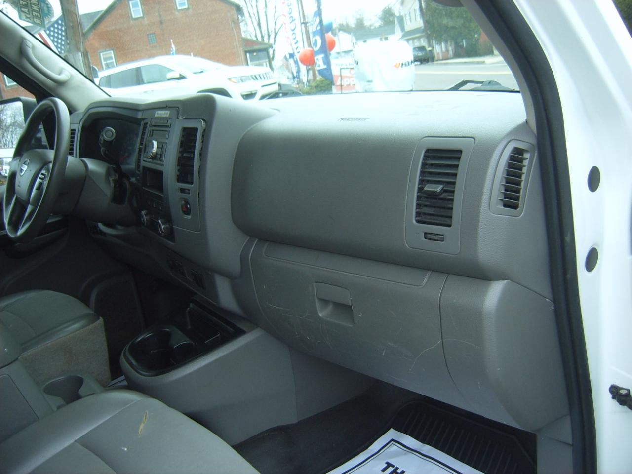 Nissan NV Cargo 2500 HD SV V8 High Roof 2016