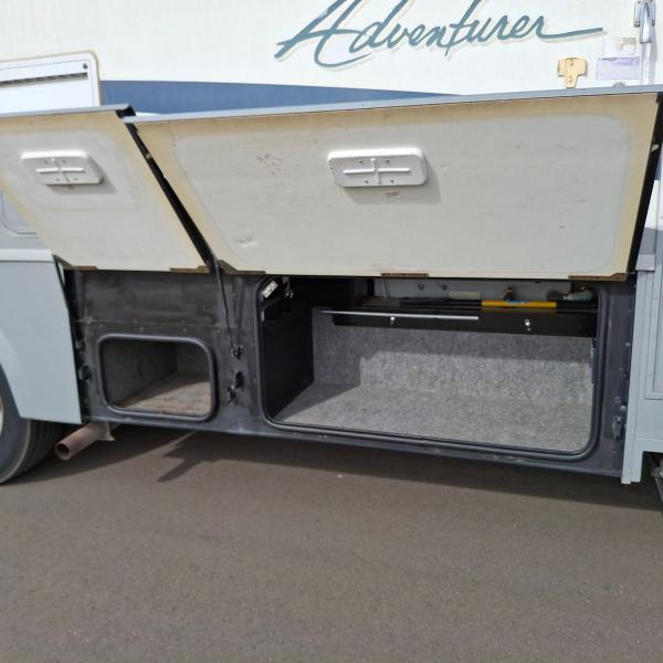 Winnebago Adventurer  2004 Winnebago Adventurer  2004