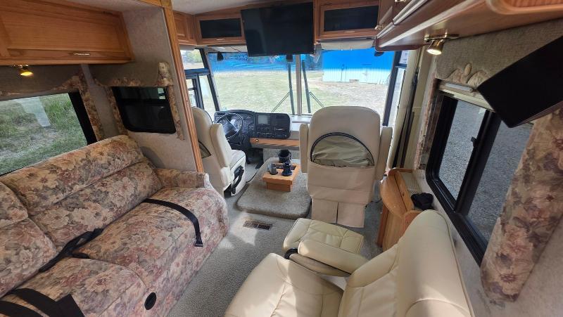 Winnebago Adventurer  2001