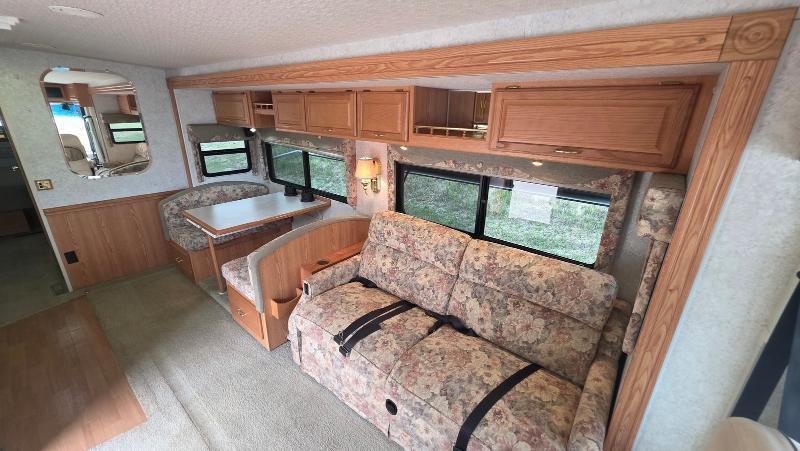 Winnebago Adventurer  2001