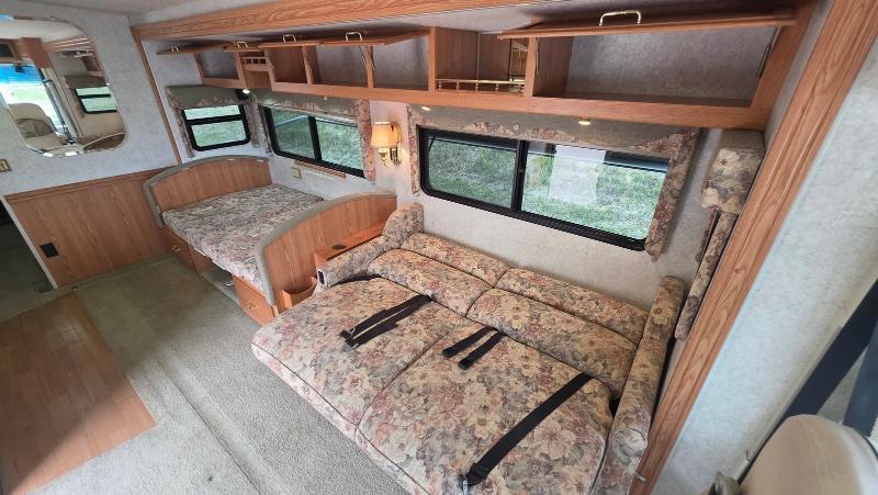 Winnebago Adventurer  2001