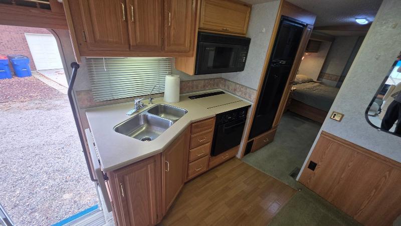 Winnebago Adventurer  2001