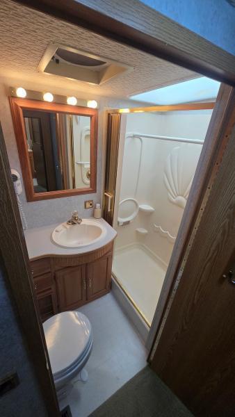 Winnebago Adventurer  2001