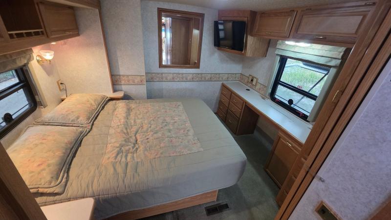 Winnebago Adventurer  2001