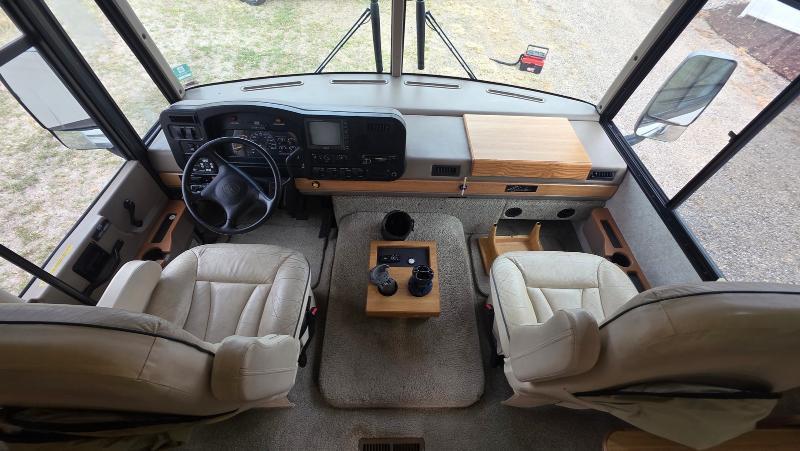 Winnebago Adventurer  2001