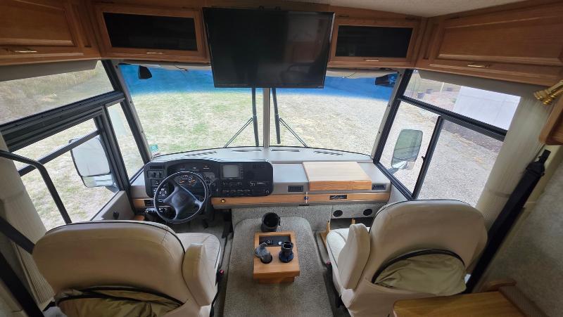 Winnebago Adventurer  2001
