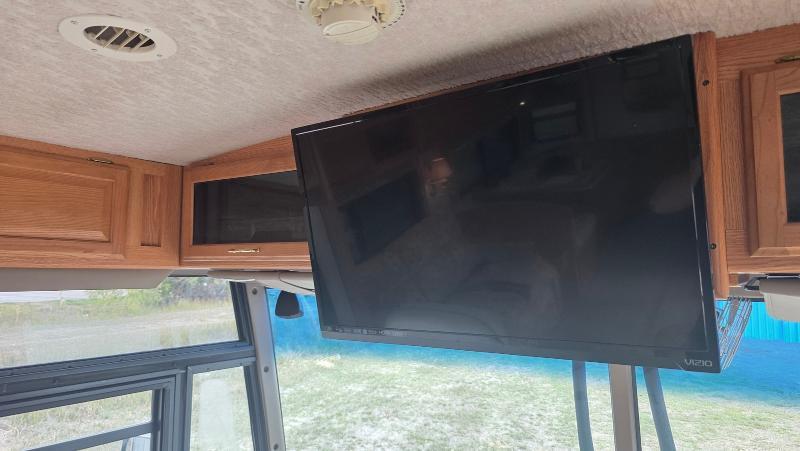 Winnebago Adventurer  2001