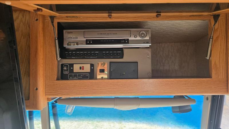 Winnebago Adventurer  2001