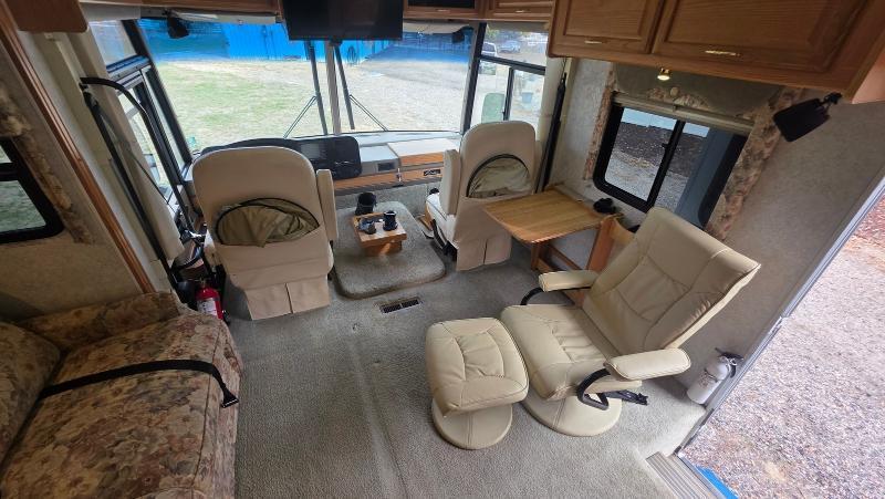 Winnebago Adventurer  2001