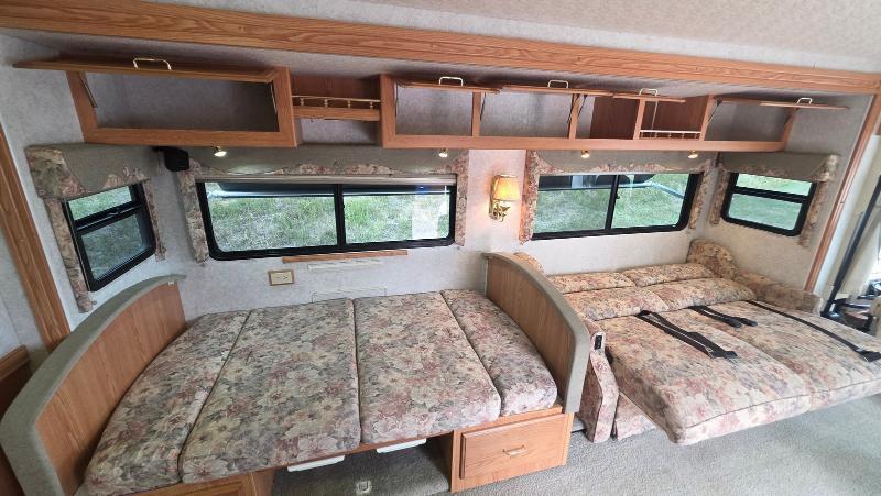 Winnebago Adventurer  2001