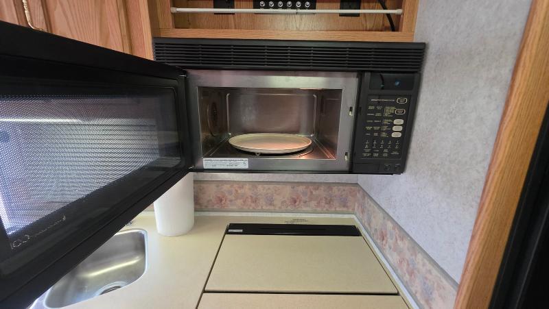 Winnebago Adventurer  2001