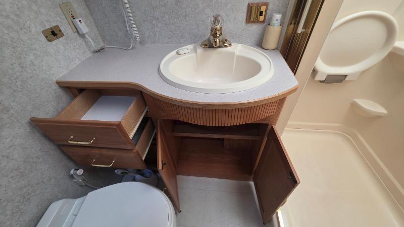 Winnebago Adventurer  2001