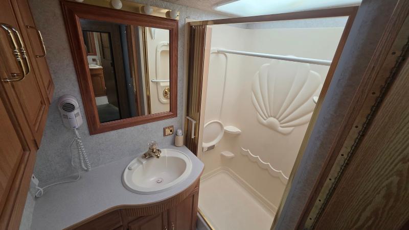 Winnebago Adventurer  2001