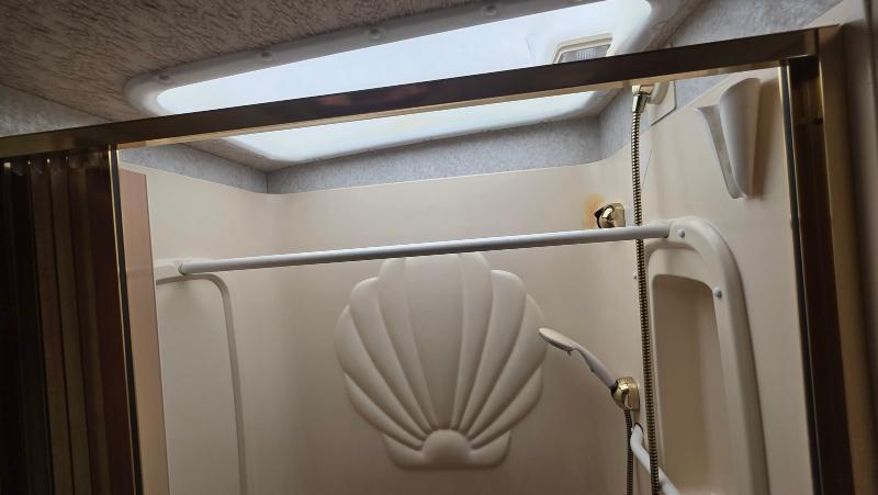 Winnebago Adventurer  2001
