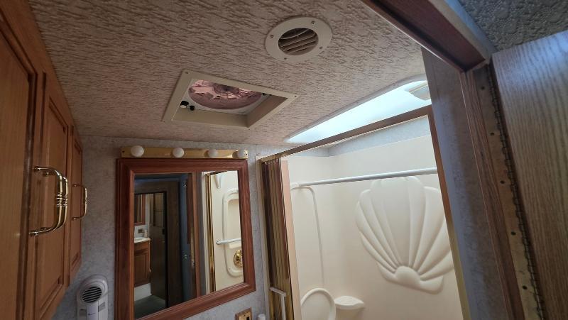 Winnebago Adventurer  2001