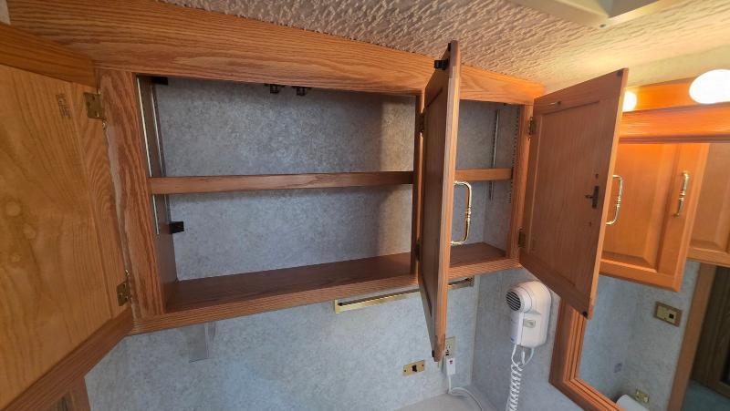 Winnebago Adventurer  2001