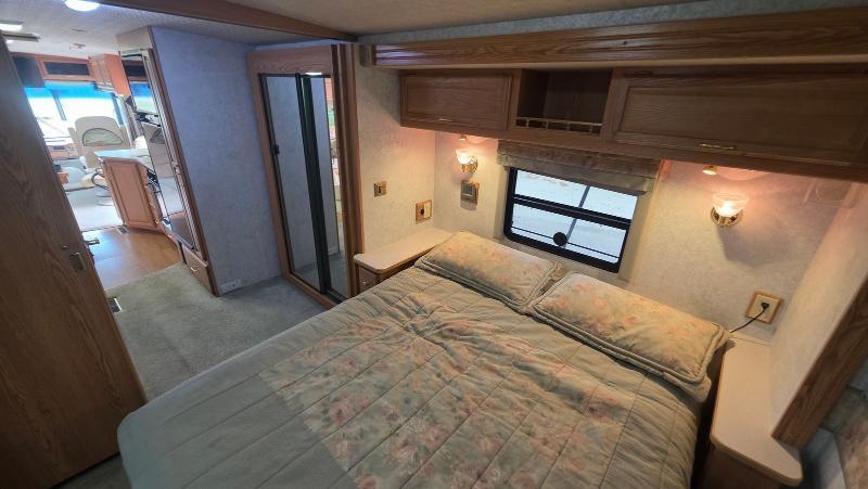 Winnebago Adventurer  2001