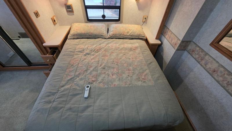Winnebago Adventurer  2001