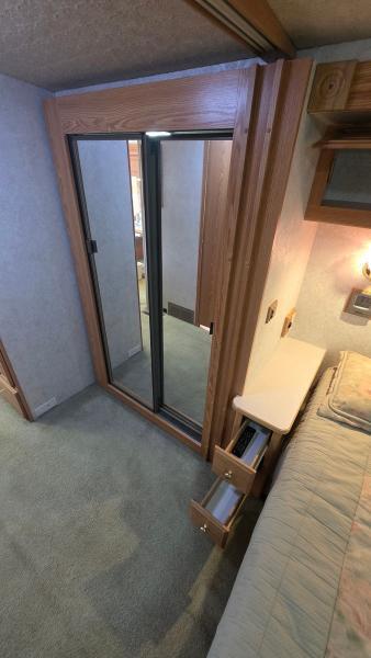 Winnebago Adventurer  2001