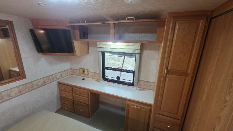 Winnebago Adventurer  2001